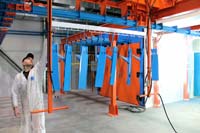 Окрашивание деталей и комплектующих в окрасочной камере с подвесным конвейером