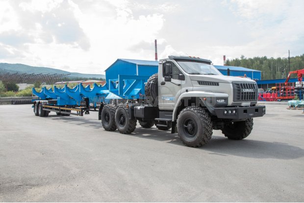 Седельный тягач Урал-NEXT и полуприцеп опоровоз