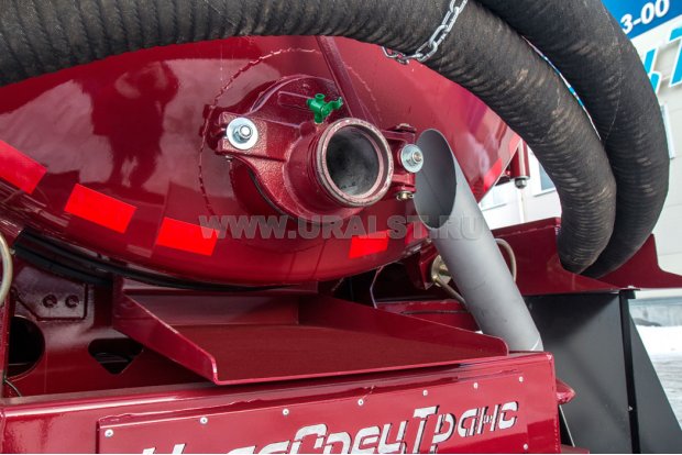 Вывод трубопровода отвода выхлопных газов к приемному лючку полуприцепа (опция)