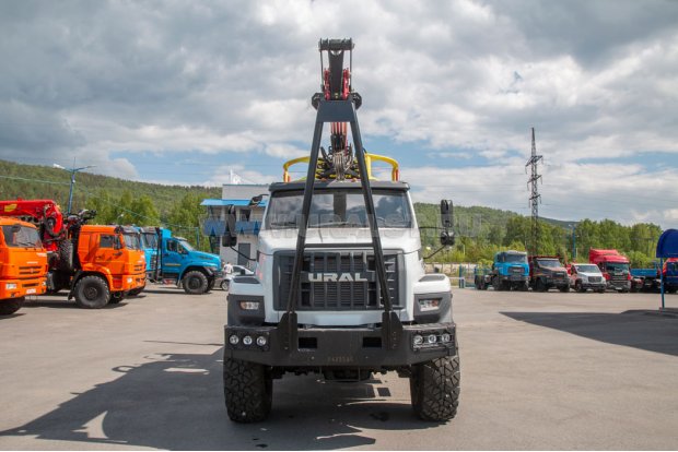 Лесовоз Урал 4320-NEXT с гидроманипулятором Тайфун Лиф 95 К