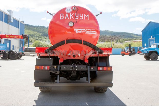 Автоцистерна вакуумная МВ-9 КО УСТ-5453 на шасси Урал 5557-80Е5