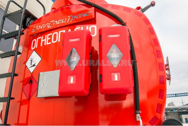 Крепление пеналов с огнетушителями на задней стенке цистерны