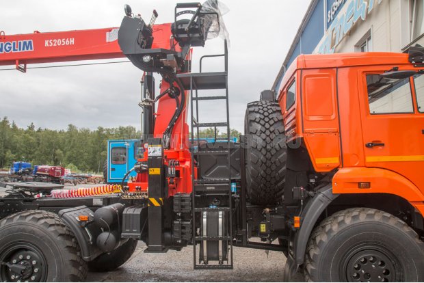 Лестница на площадку обслуживая КМУ, площадка обслуживания КМУ