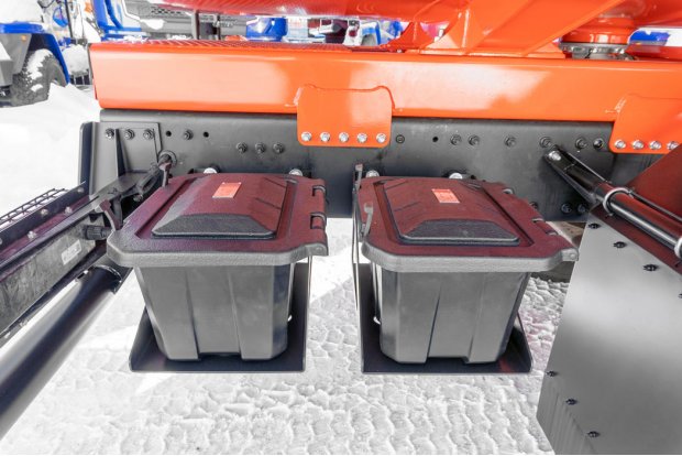 Ящек с песком. Кошма.