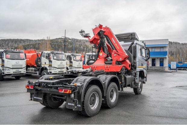 Тягач УСТ 5453 с КМУ ИМ-240 верхнее управление SHACMAN SX42586V385 (6х6), 315/80R22,5