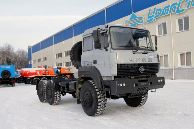 тягач Урал 63704