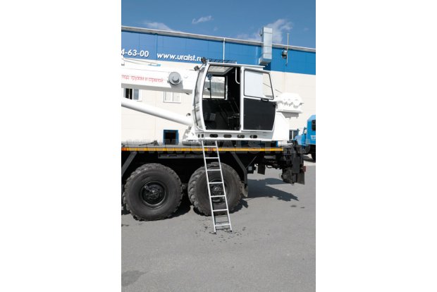 Лестница для подъема на площадку крановой установки