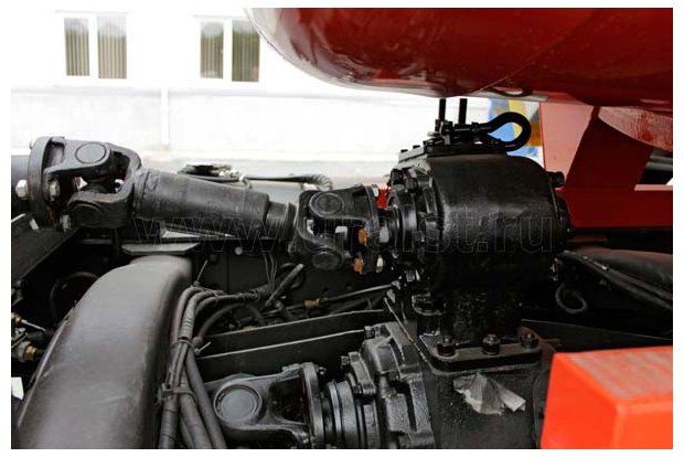 Привод насоса от коробки отбора мощности (КОМ) МП24 установленной на раздаточную коробку (РК) посредством карданного вала