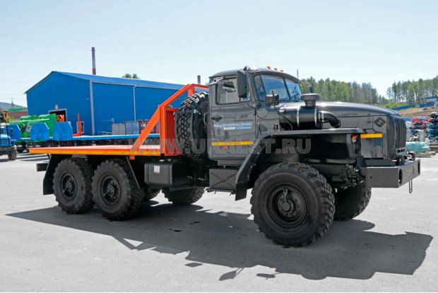 Трубоплетевозный тягач Урал 5557-60 УСТ-5453