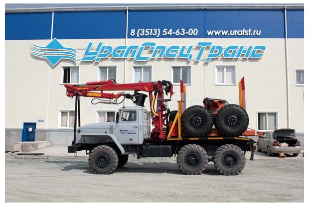 Лесовоз с манипулятором