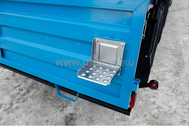 Ступенька для подъема на бортовую платформу