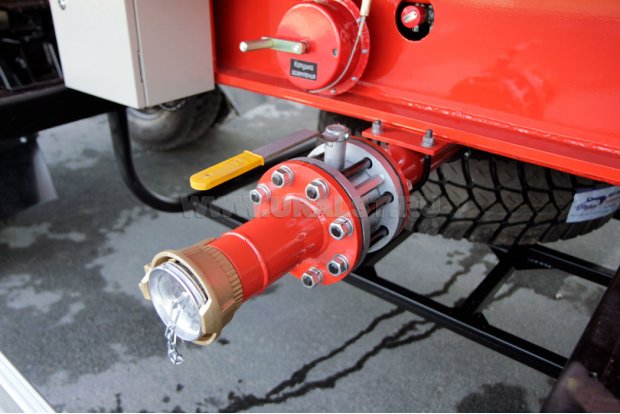 Сливной трубопровод цистерны с быстроразъемным соединением