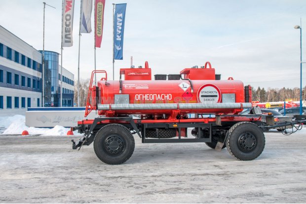 Прицеп-цистерна с 2 узлами выдачи топлива
