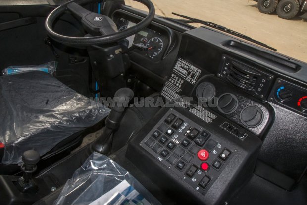 Приборная панель в кабине водителя