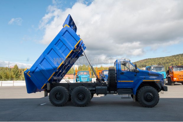 Самосвал Урал 55571 с задней разгрузкой