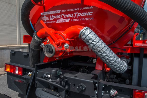 Люк приема с обогревом лючка выхлопными газами