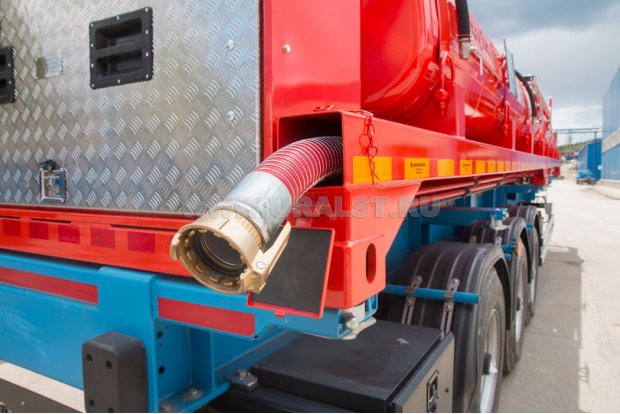 Пенал с напорно-всасывающими рукавами