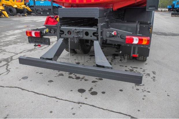 Заднее защитное устройство