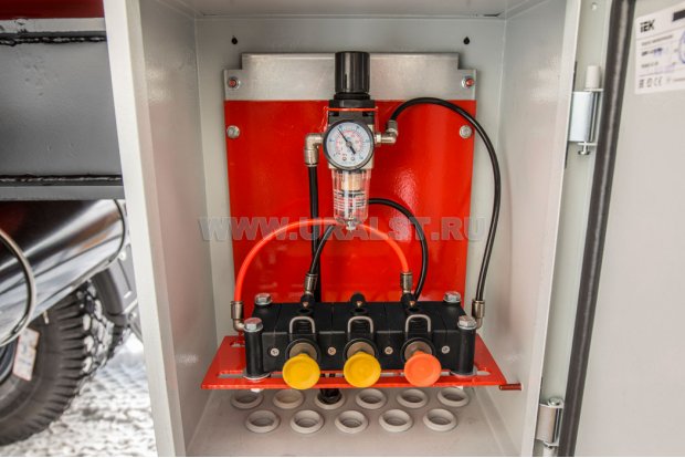 Блок пневмоуправления донными клапанами и манометр