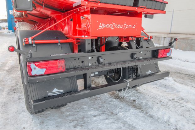 Заднее защитное устройство