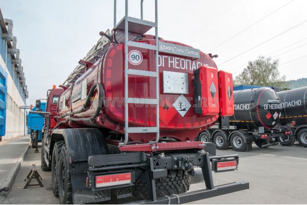 Лестница для подъема на площадку обслуживания цистерны