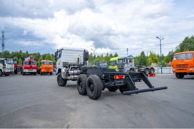 Шасси SHACMAN SX32586V385 6х6, база 4575мм шины 14R20
