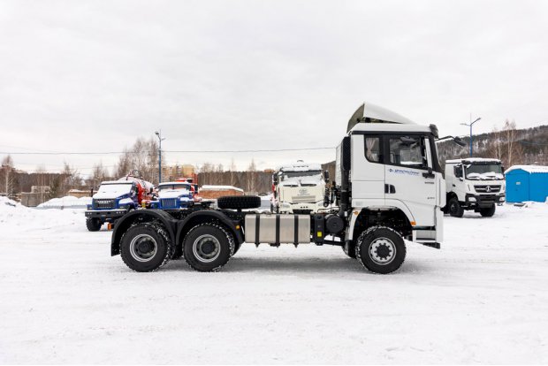 Тягач SHACMAN (ШАКМАН) SX42586V385 6х6 шины 315/80R22.5 ССУ 3,5