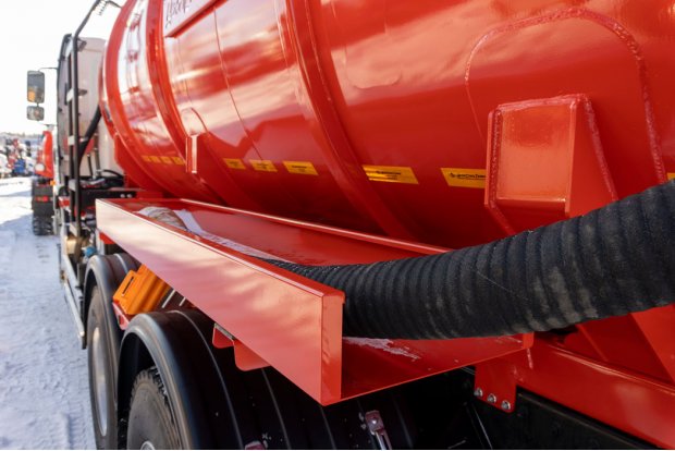 Пенал с напорно-всасывающим рукавом