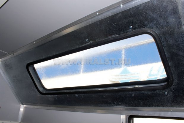 Окна на скосах фургона