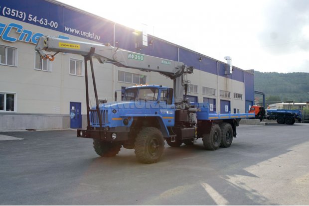 Грузовой автомобиль для перевозки катушек и погружных насосов