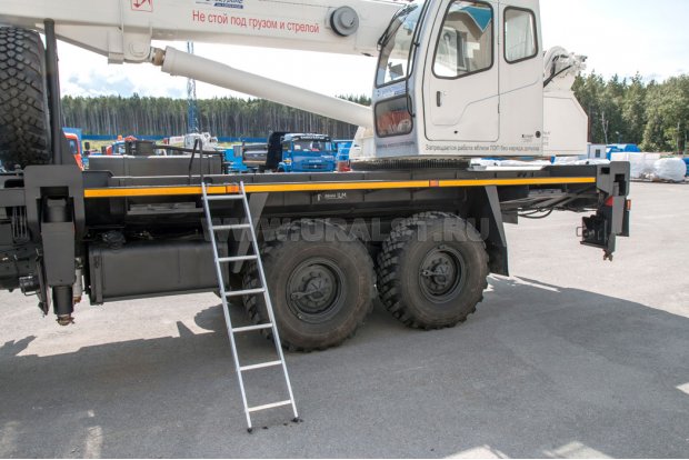 Лестница для подъема на площадку крановой установки