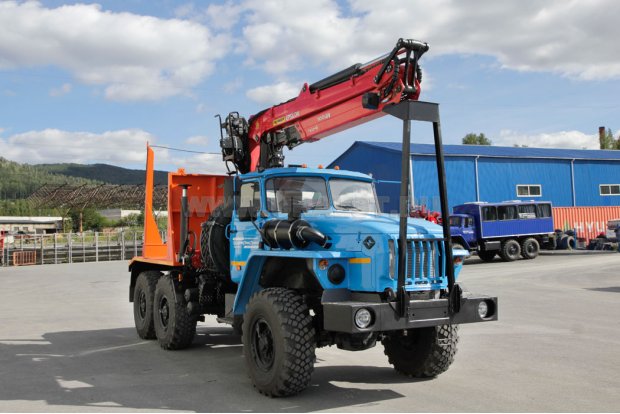 Лесовозный тягач Урал с гидроманипулятором Epsilon
