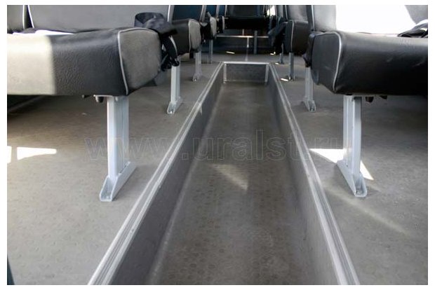 Обниженный ценральный проход салона вахты