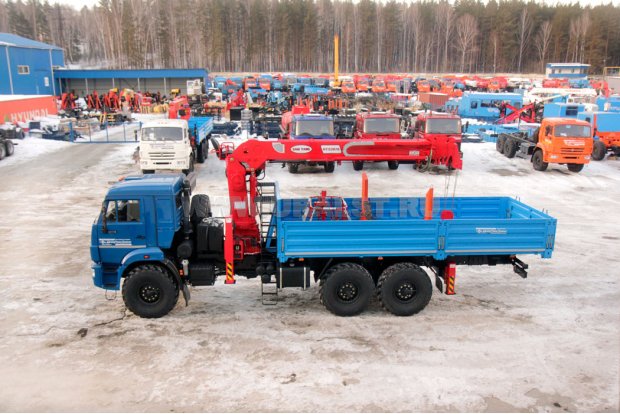 Бортовой автомобиль с неоткидным лесовозным коником