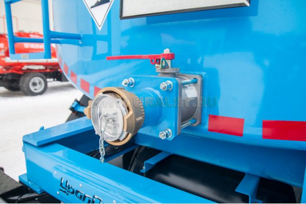 Сливной трубопровод цистерны с быстроразъемным соединением