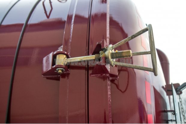 Запор открывающегося днища