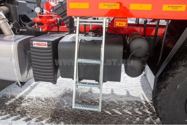 Лестница к площадке обслуживания цистерны