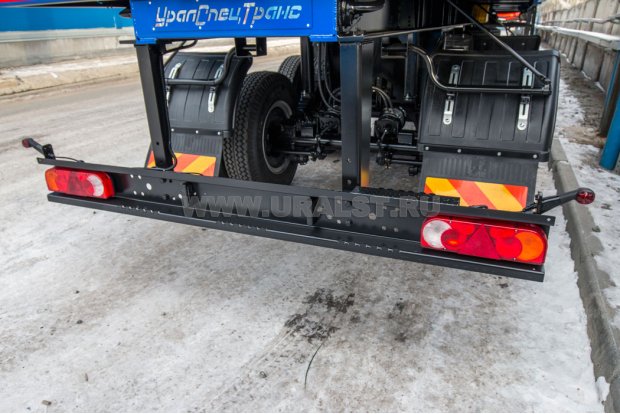 Заднее защитное устройство