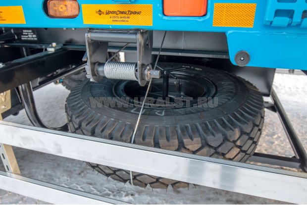 Запасное колесо в корзине, лебедка для подъема опускания