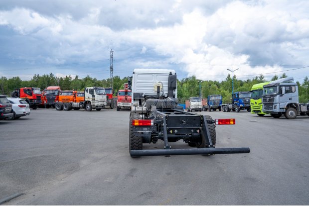 Шасси SHACMAN SX32586V385 6х6, база 4575мм шины 14R20
