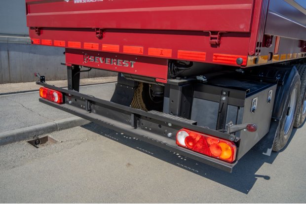 Заднее защитное устройство