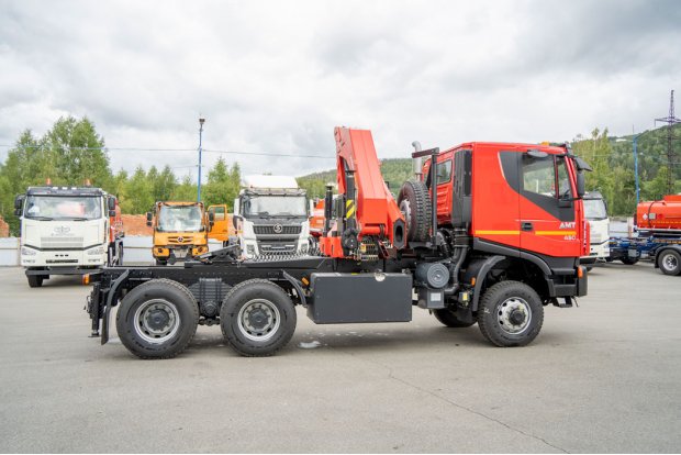 Седельный тягач УСТ 5453 АМТ N.V.632910 (6х6) с КМУ ИМ-320 