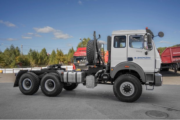 Седельный тягач BEIBEN 2538 (6х6) УСТ 5453, шины 14.00R20 ДОПОГ