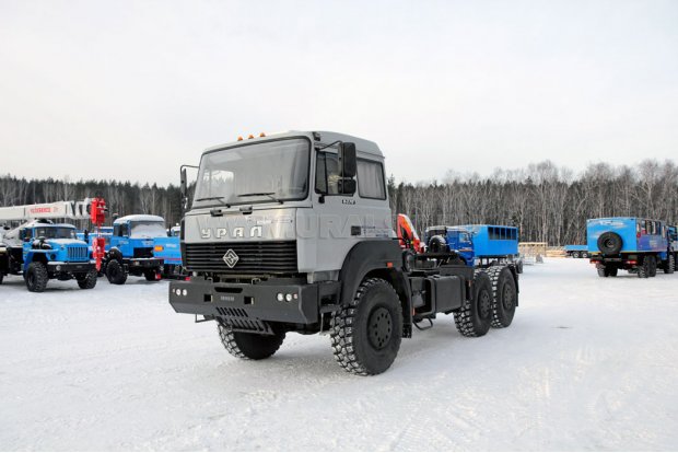 тягач Урал 63704