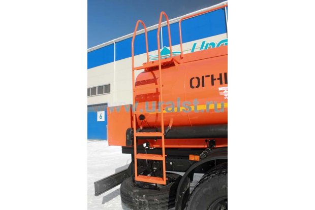 Лестница для подъема на площадку обслуживания цистерны