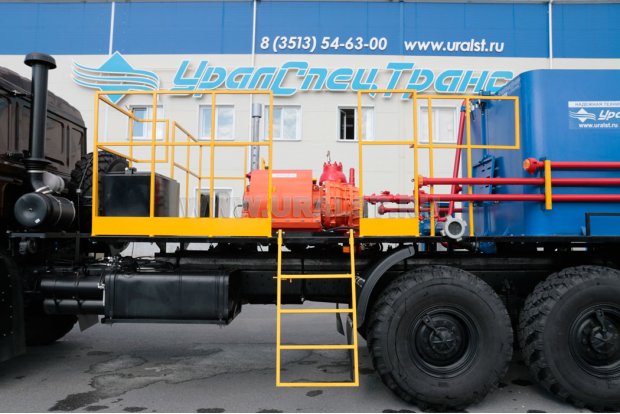 Лестница для подъема на установку