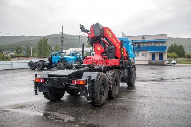 Седельный тягач Урал 44202-82М с крано-манипуляторной установкой ИМ-320-05