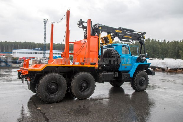 Лесовозный тягач Урал-М с ГМ VM10L