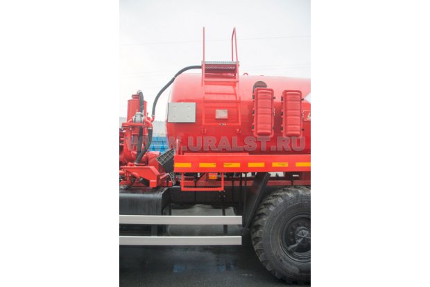 Лестница на площадку обслуживания цистерны