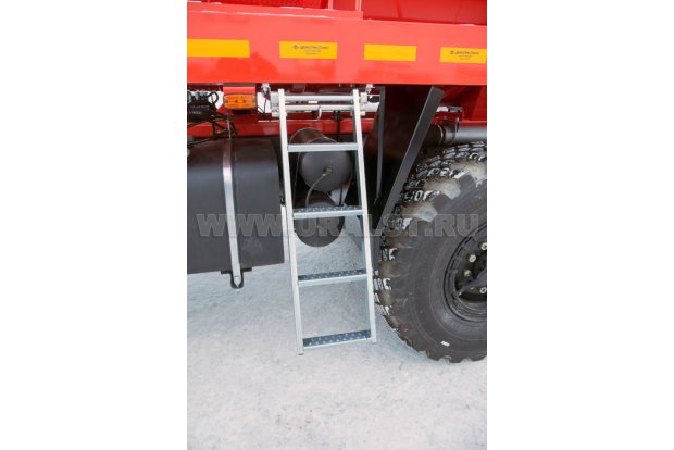 Лестница для обслуживания горловины цистерны